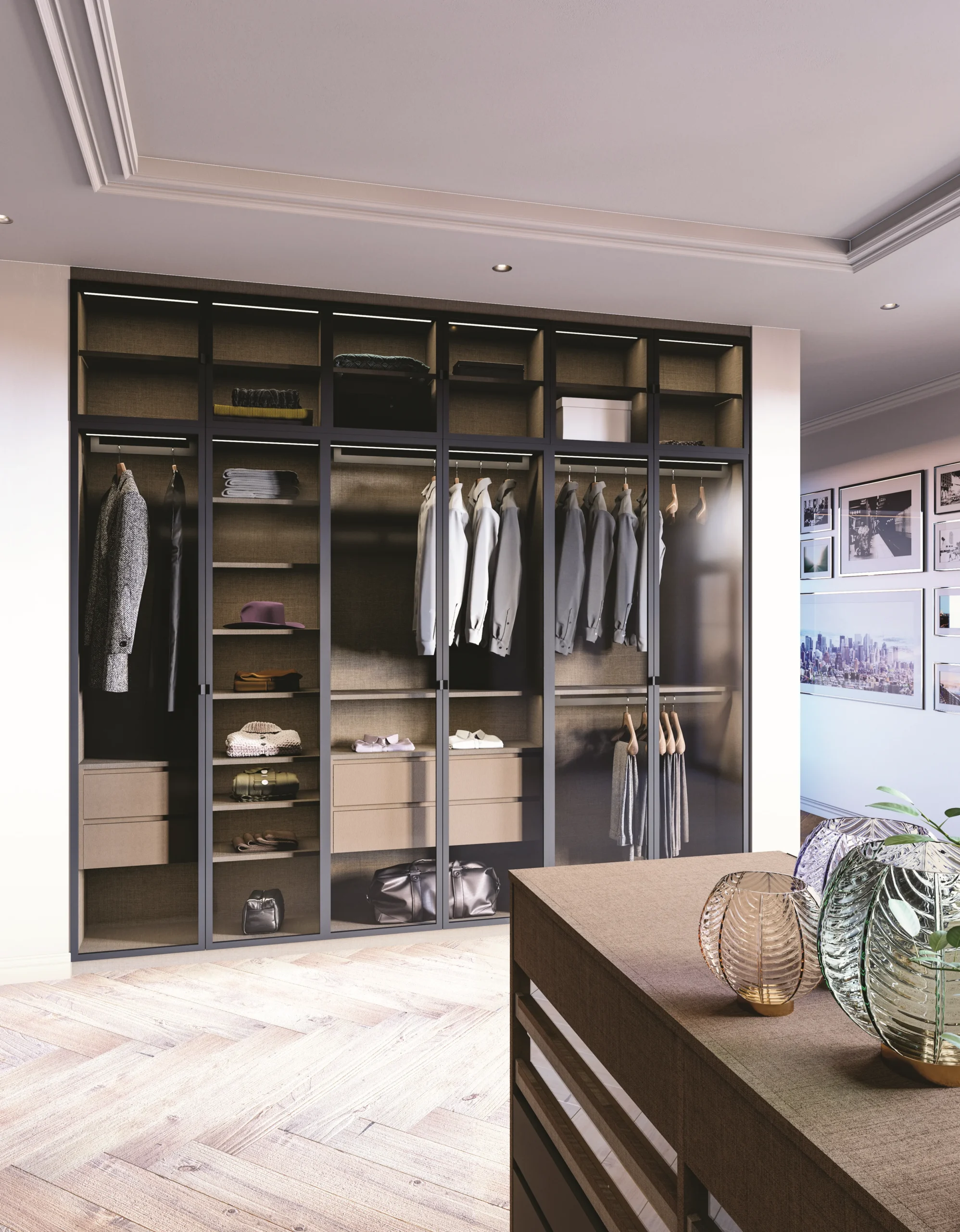 Dressing sur mesure avec portes battantes en verre, penderies, étagères et tiroirs intégrés