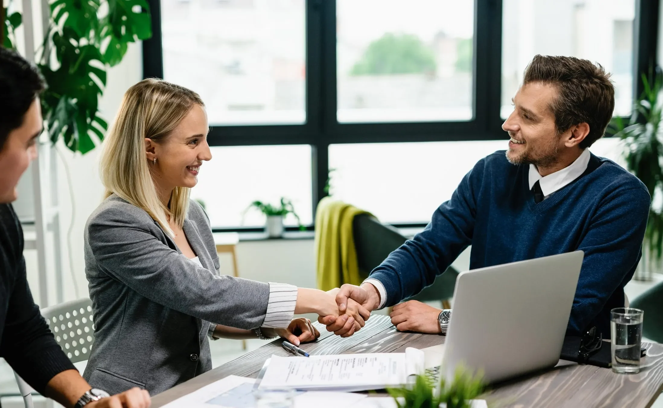 Échange professionnel autour d’un projet d’agencement intérieur, illustrant l’accompagnement et la relation de confiance avec les partenaires.