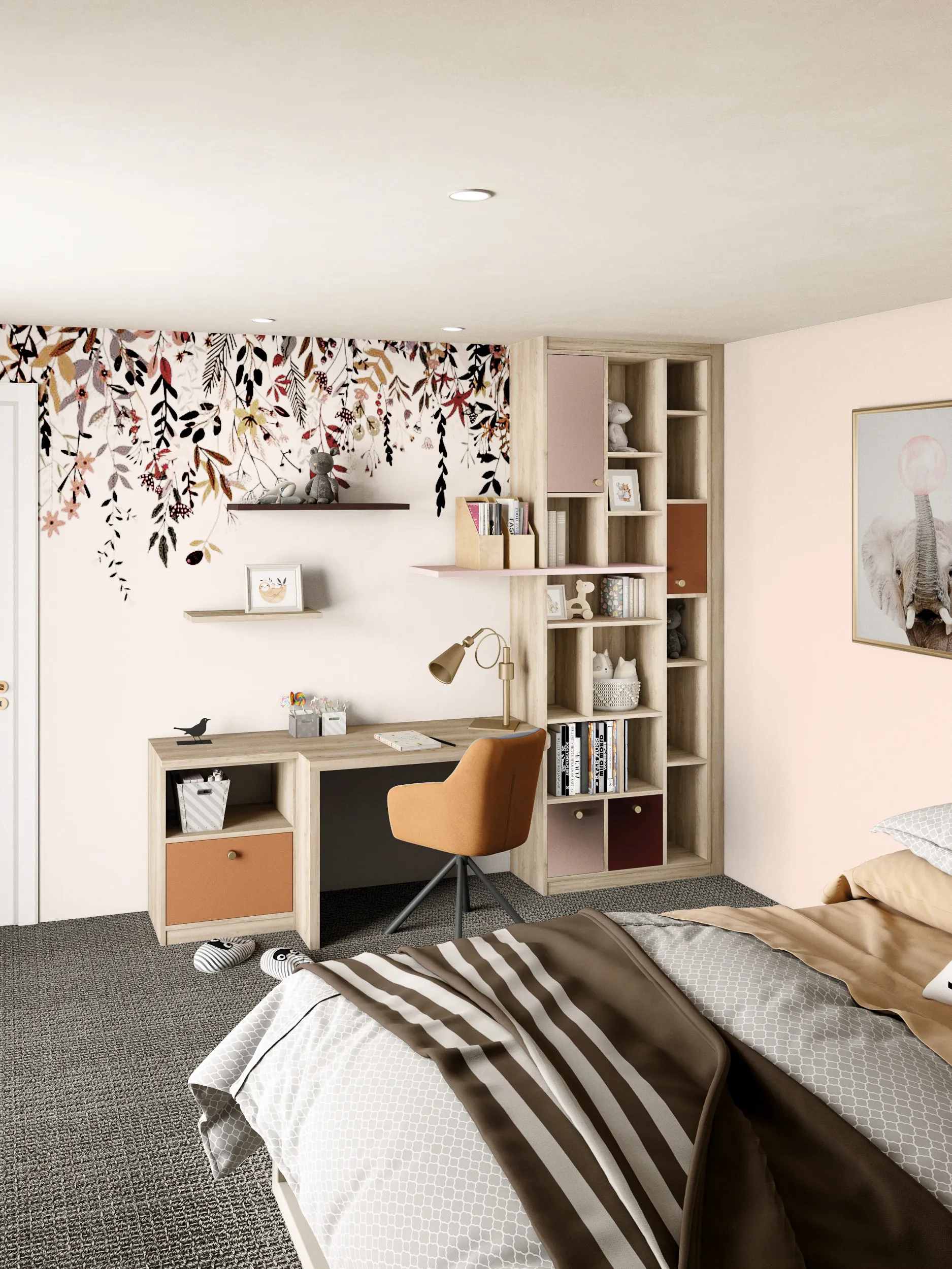 Vue d’ensemble d’une chambre d’enfant avec bureau sur mesure, colonne de rangement, étagères décoratives et papier peint fleuri dans des tons doux.