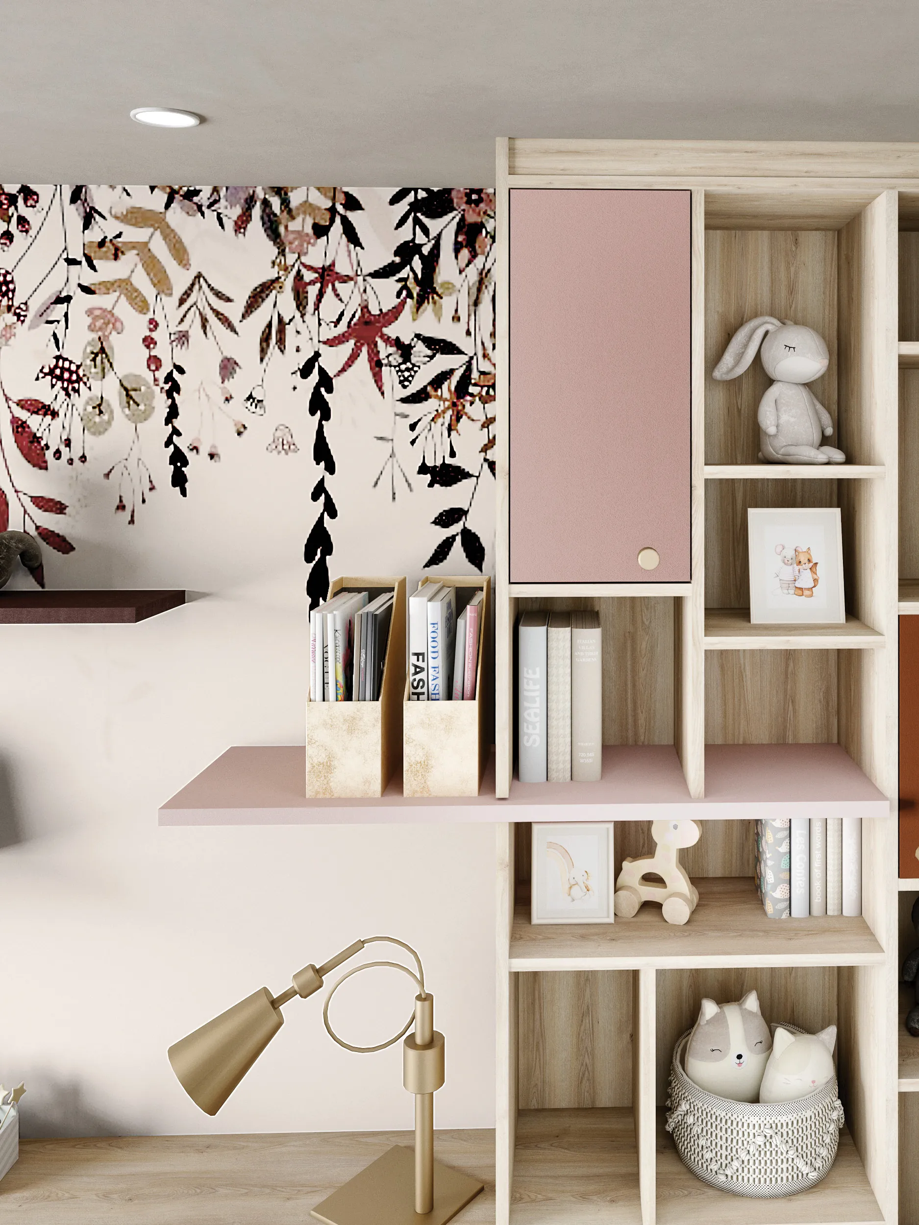 Détail d’une bibliothèque sur mesure en décor bois clair et rose poudré, avec étagères ouvertes, rangements fermés et petit bureau dans une chambre d’enfant.