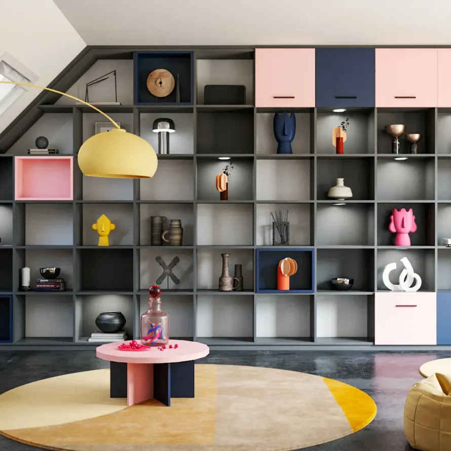 Bibliothèque sur mesure sous pente avec niches ouvertes, rangements fermés et touches colorées dans un salon mansardé.