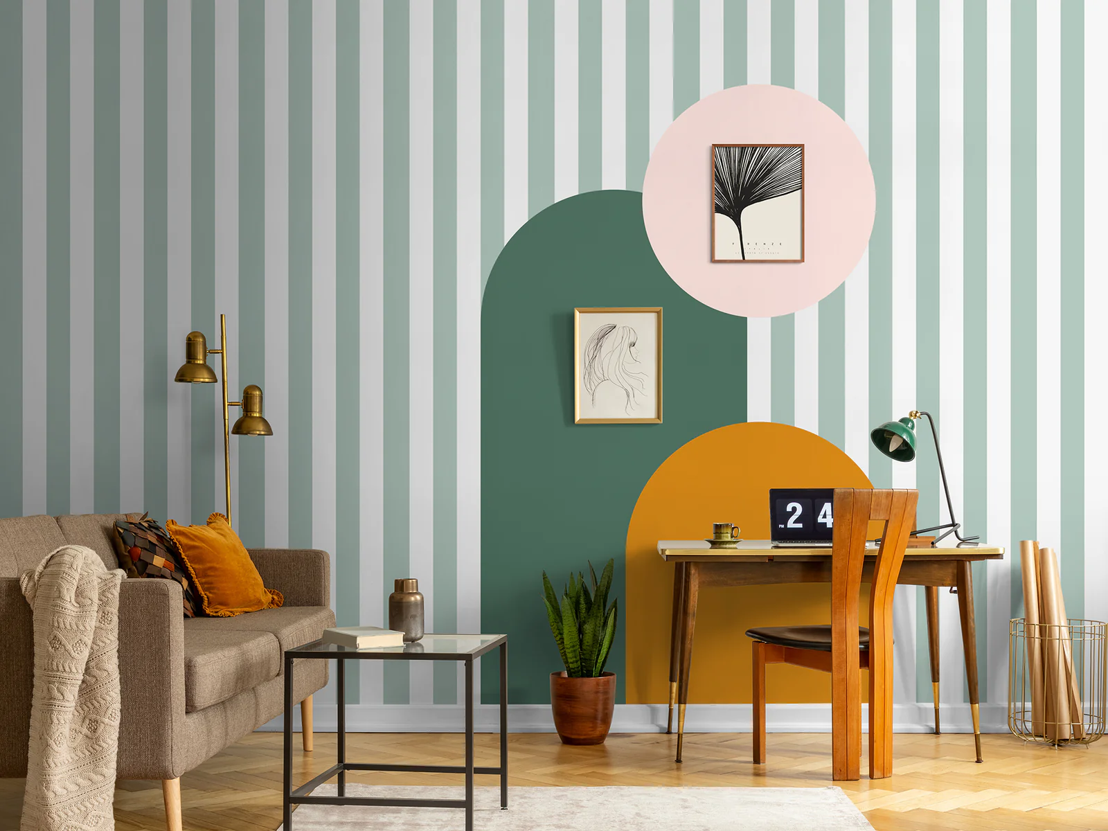 Espace bureau avec papier peint rayé, formes graphiques colorées, canapé beige et mobilier en bois.