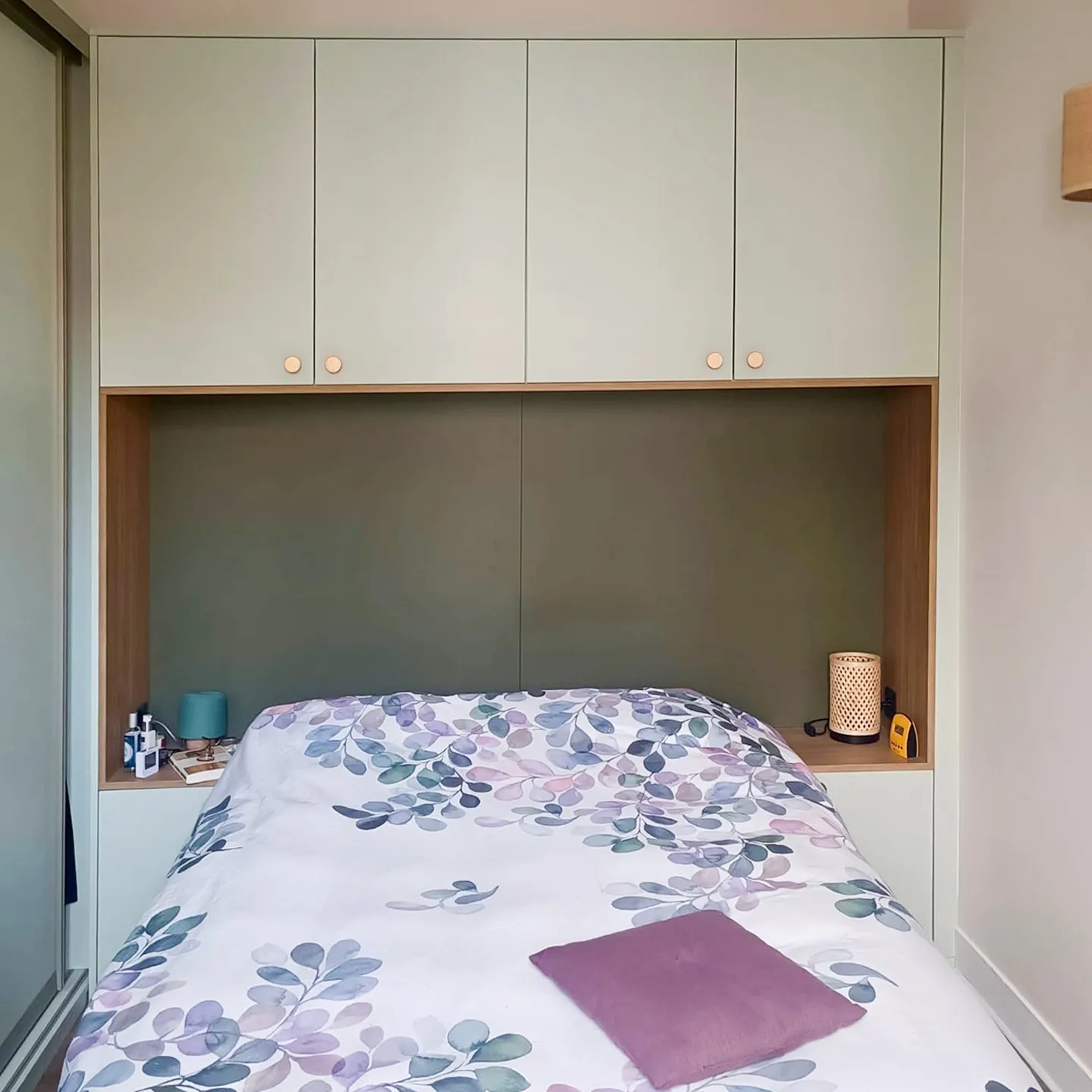 Chambre avec aménagement sur-mesure autour du lit, placards hauts, niches bois et chevets intégrés.