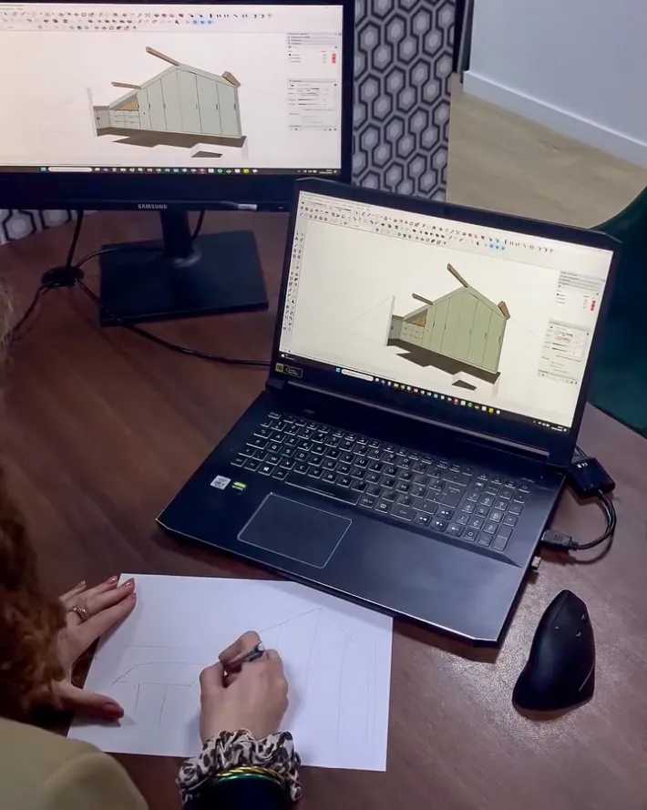 Conception 3D d’un aménagement sur-mesure sur ordinateur, avec croquis préparatoire pour visualiser le projet intérieur.
