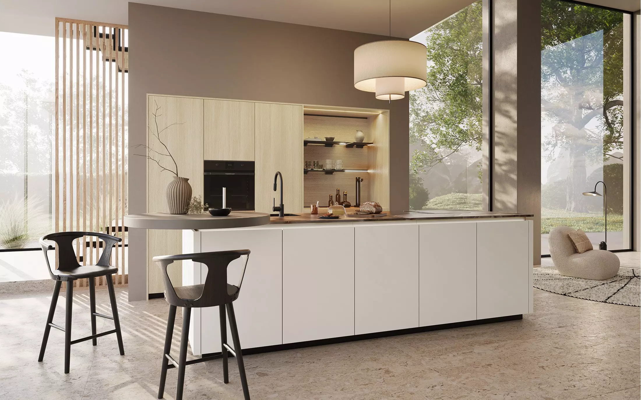 Cuisine claire avec îlot blanc, façades en bois clair, bar arrondi, verrières toute hauteur et ouverture sur un salon contemporain.