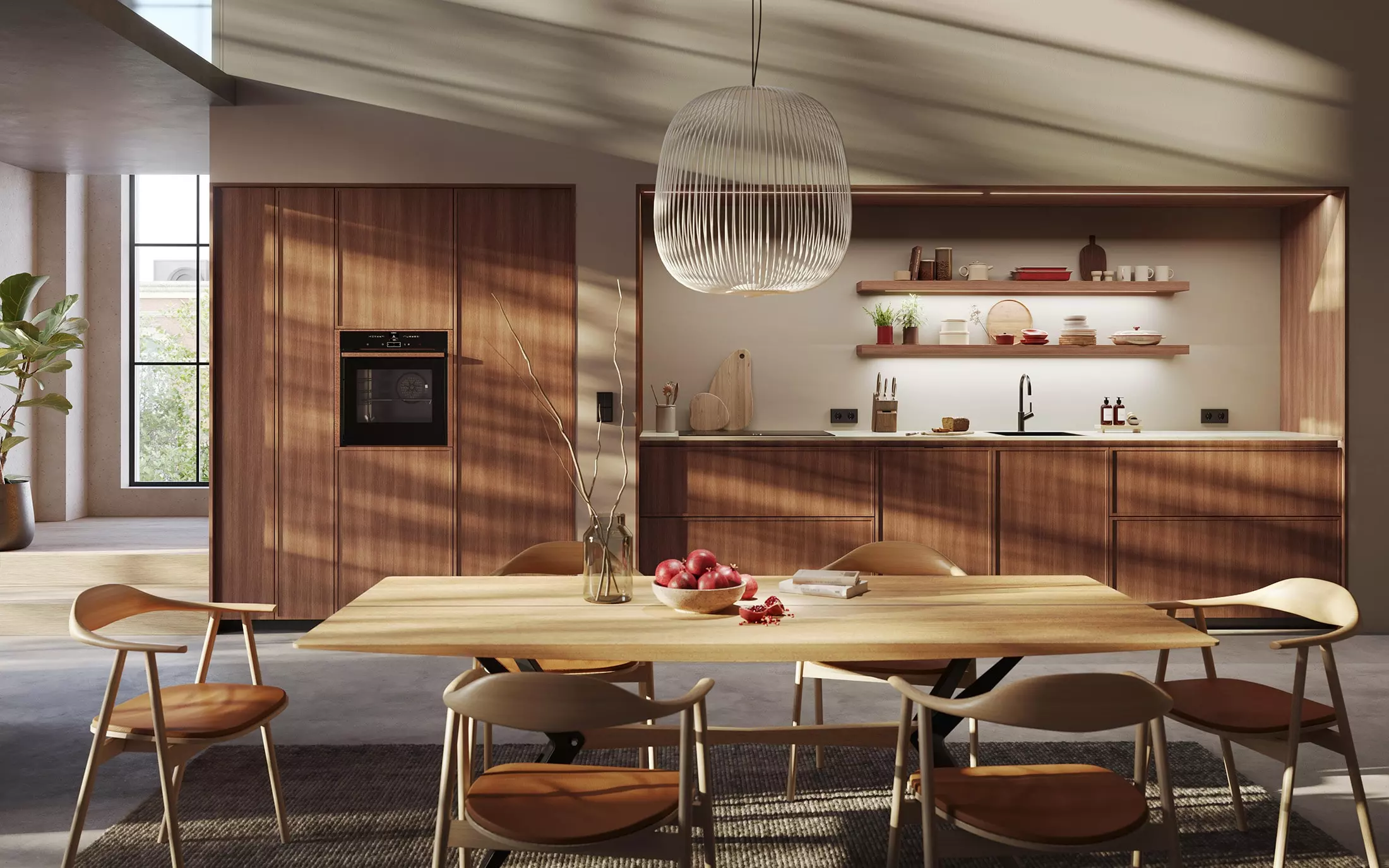 Cuisine sur mesure en bois noyer avec colonnes encastrées, meubles bas, étagères décoratives et table familiale au premier plan.