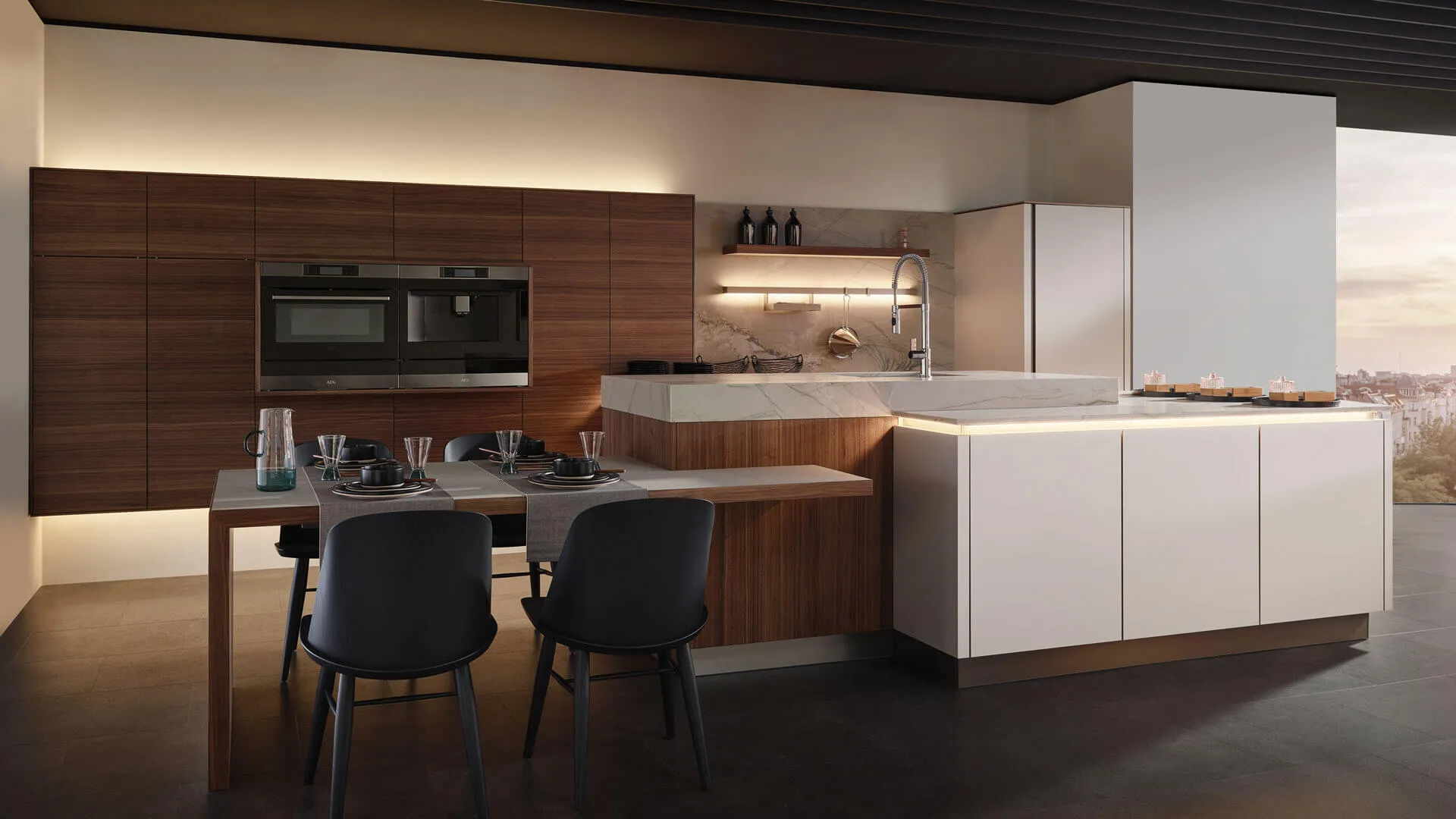 Cuisine sur mesure bois et blanc avec îlot central, table attenante, colonnes murales, éclairage indirect et plan de travail effet pierre.