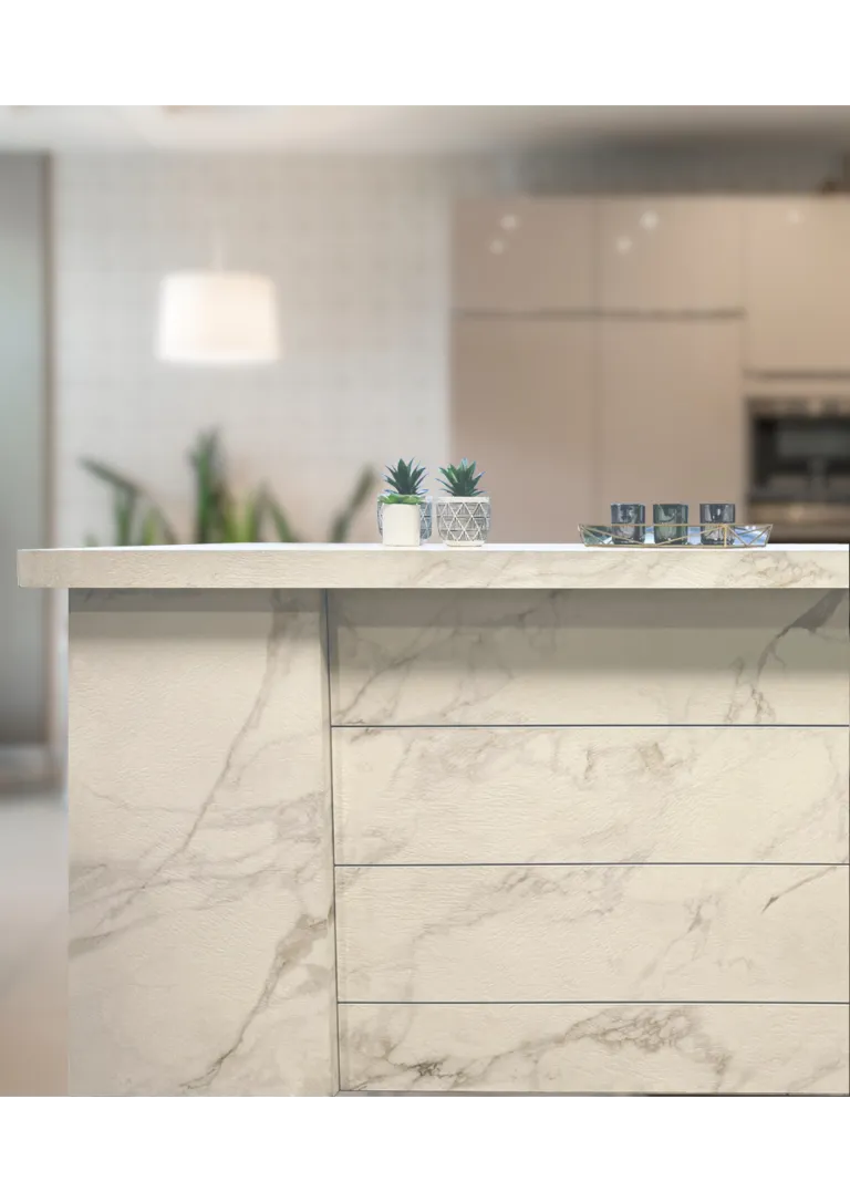 Îlot de cuisine effet marbre clair avec grandes façades horizontales, plan de travail épais et accessoires décoratifs dans un intérieur moderne.
