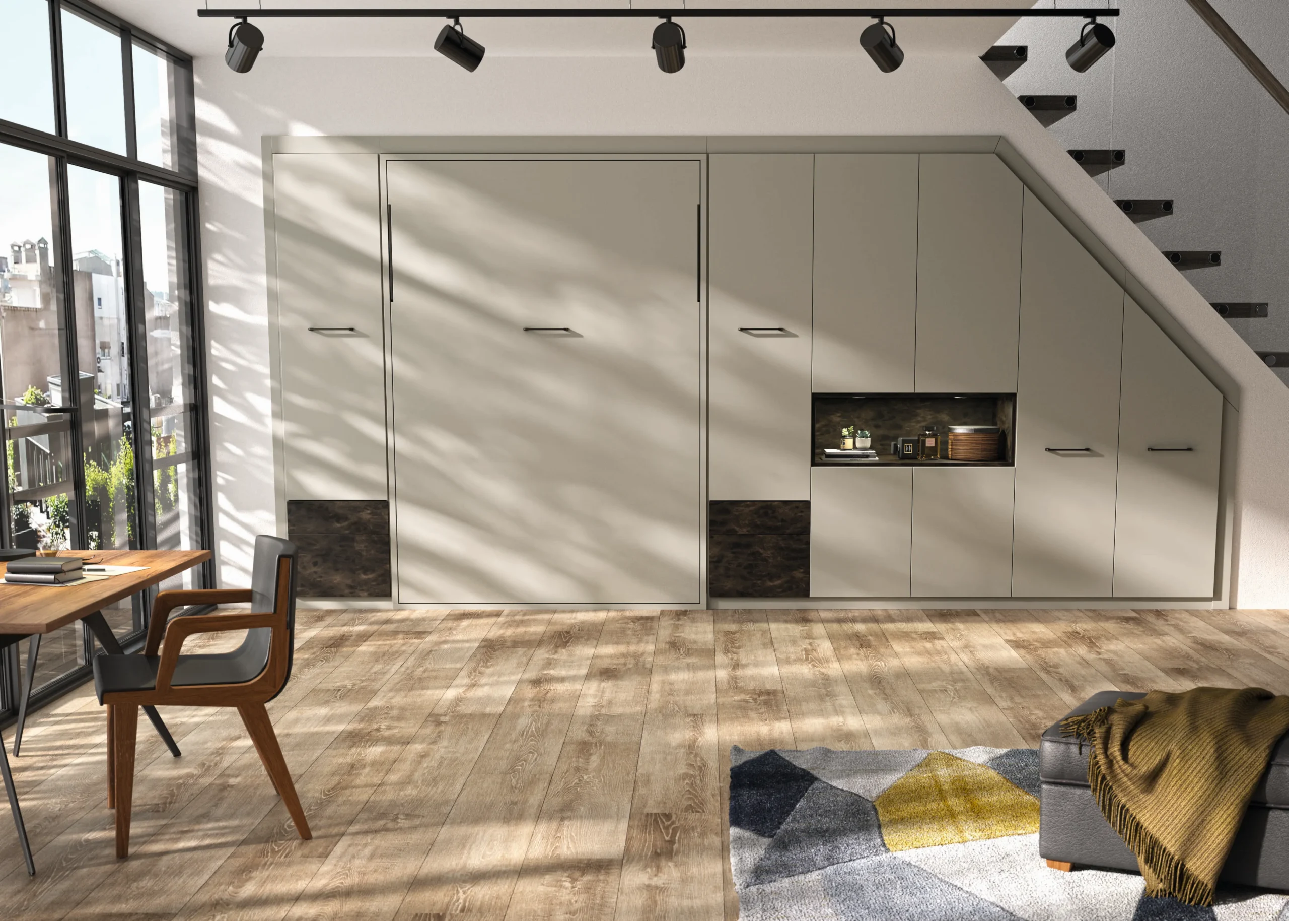 Lit rabattable fermé dans un aménagement sur mesure sous escalier, avec façades beige, niches décoratives et rangements intégrés.