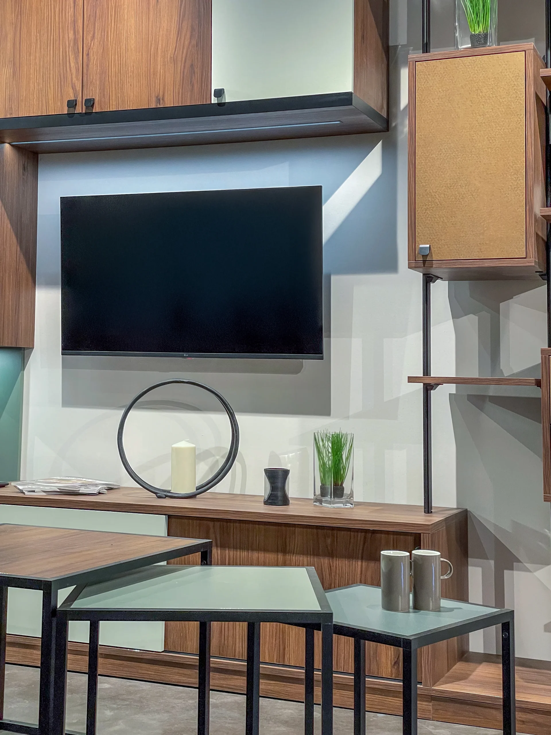 Meuble TV sur-mesure en bois avec rangements hauts, étagères murales et composition graphique pour salon contemporain.