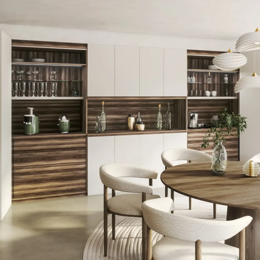 Meuble de salle à manger sur mesure avec rangements blancs, niches décor bois et vitrines ouvertes.