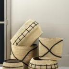Ensemble de paniers décoratifs en fibres naturelles avec motifs noirs, idéal pour une décoration intérieure authentique.