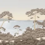 Papier peint panoramique représentant un paysage méditerranéen avec pins, mer et teintes douces.