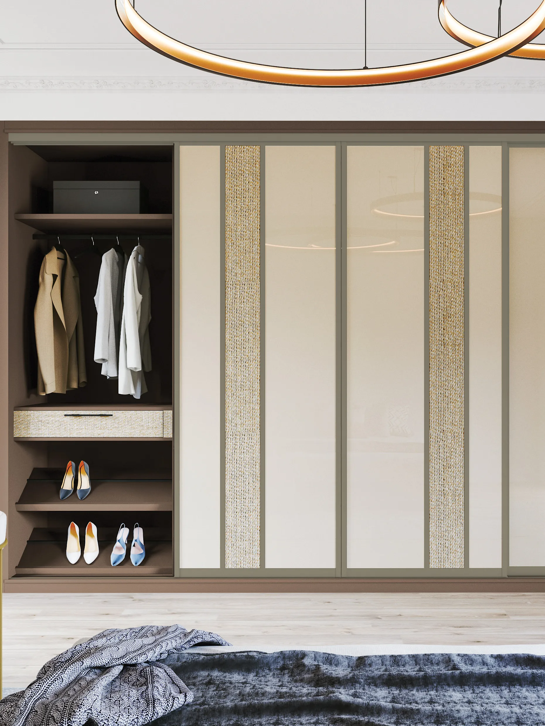 Placard sur mesure avec portes coulissantes aux finitions claires, inserts texturés verticaux et espace ouvert pour vêtements et chaussures.