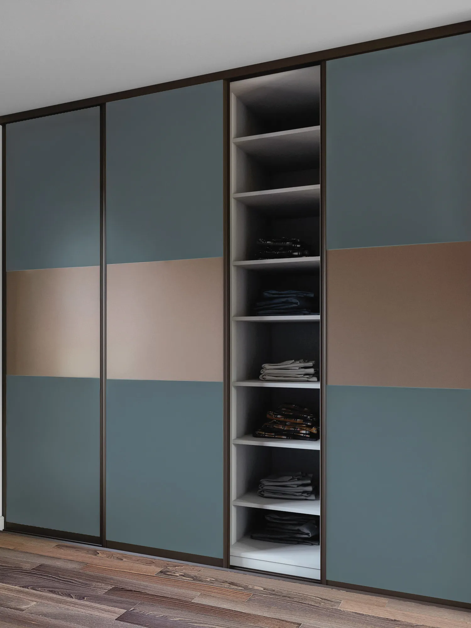 Placard sur mesure à portes coulissantes bleu grisé et beige, avec colonne centrale ouverte pour le rangement du linge plié.