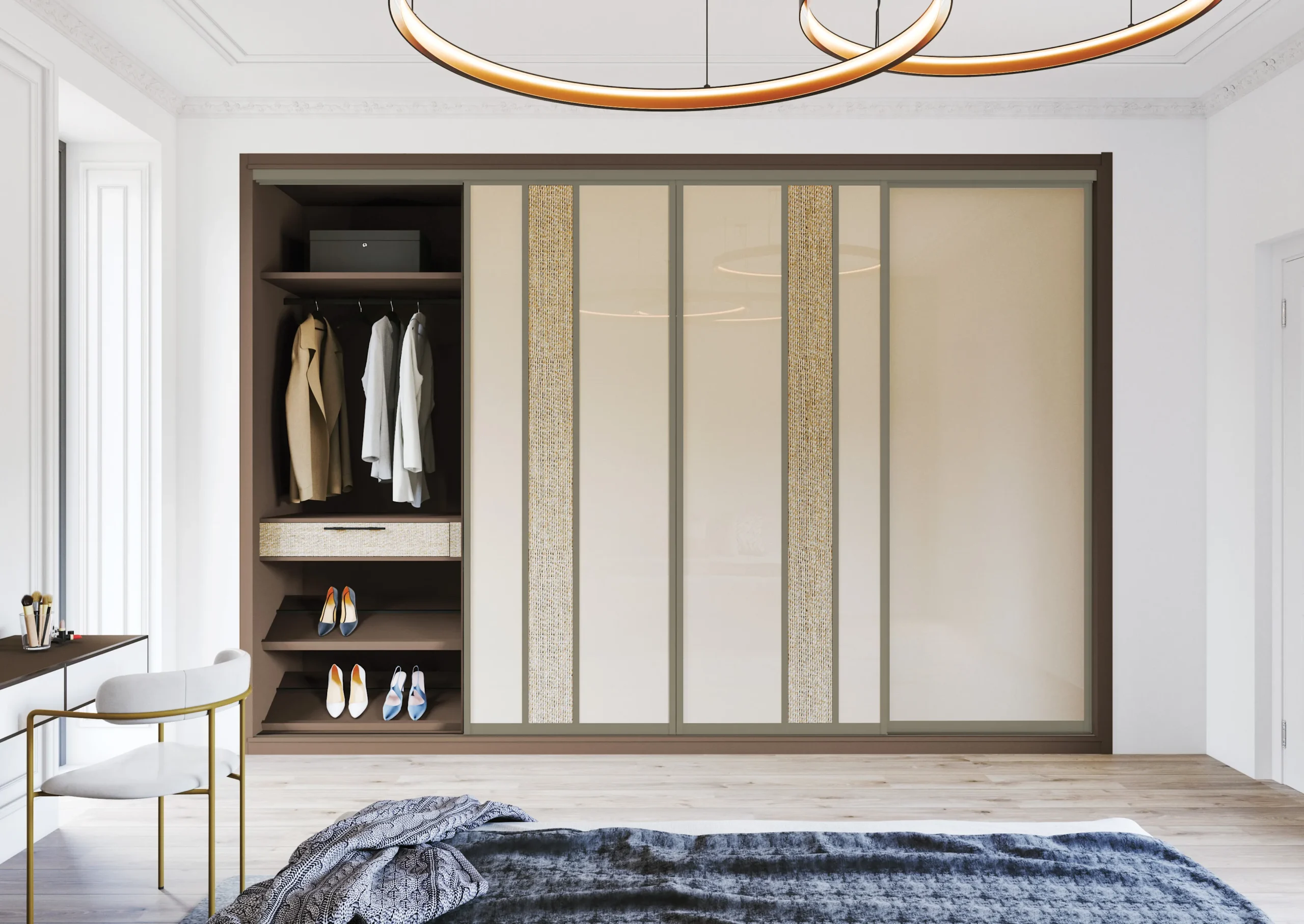 Placard coulissant sur mesure dans une chambre, avec panneaux clairs, inserts texturés et rangements ouverts pour vêtements et chaussures.