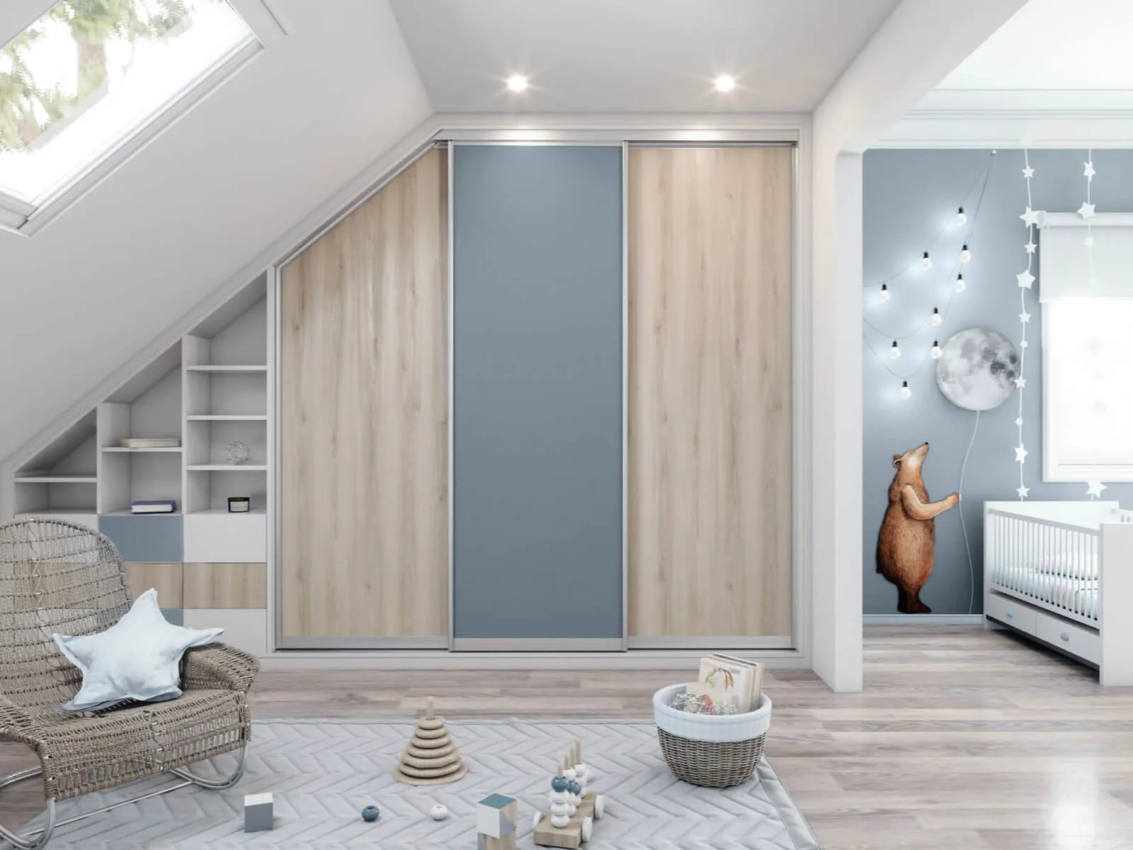Placard sous pente avec portes coulissantes décor bois clair et bleu dans une chambre d’enfant lumineuse.