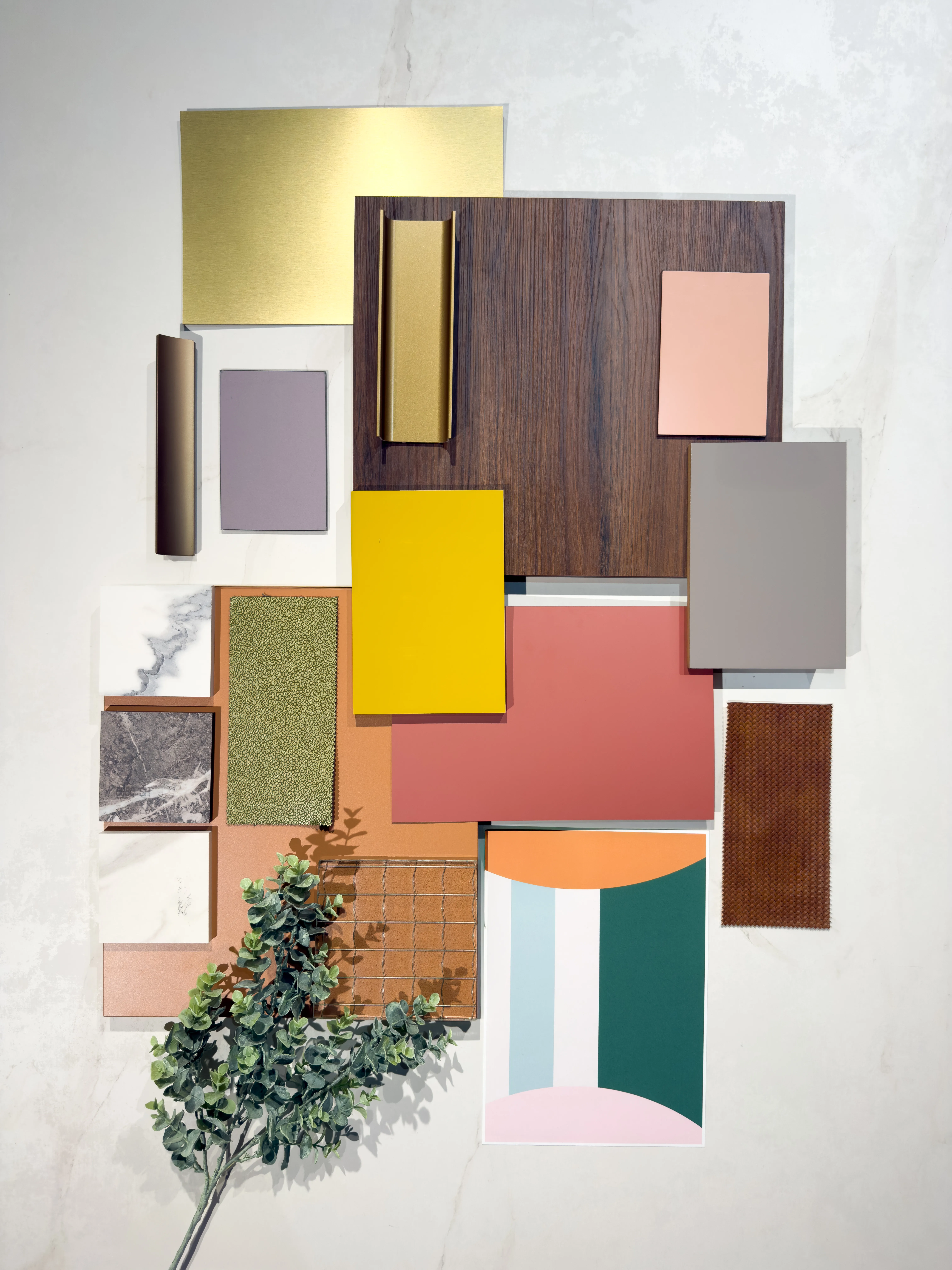 Planche tendance Pop Revival avec décors bois, laiton, marbre, textiles et couleurs chaudes inspirées des années 60 et 70.