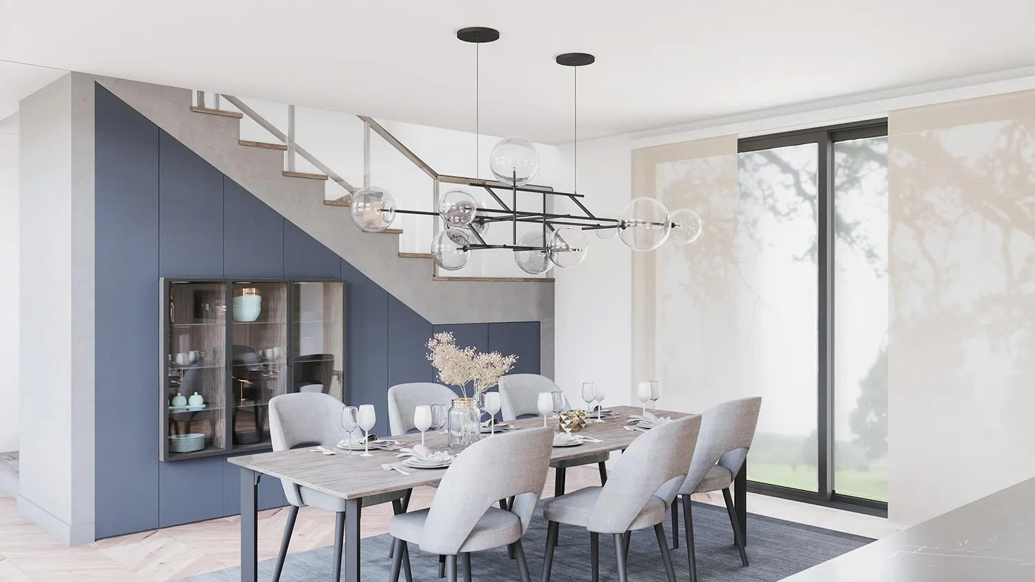 Rangement sous escalier sur mesure bleu avec vitrines intégrées, niches décor bois et meuble bas dans une salle à manger.