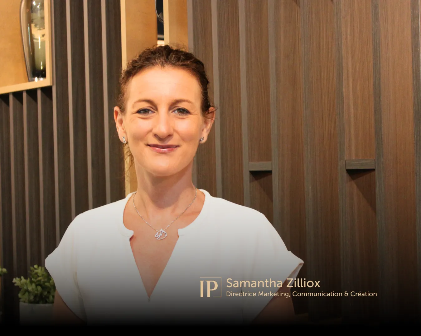 Portrait de Samantha Zilliox, Intérieurs Privés, devant des façades bois, dans une ambiance showroom dédiée à l’aménagement intérieur sur-mesure.