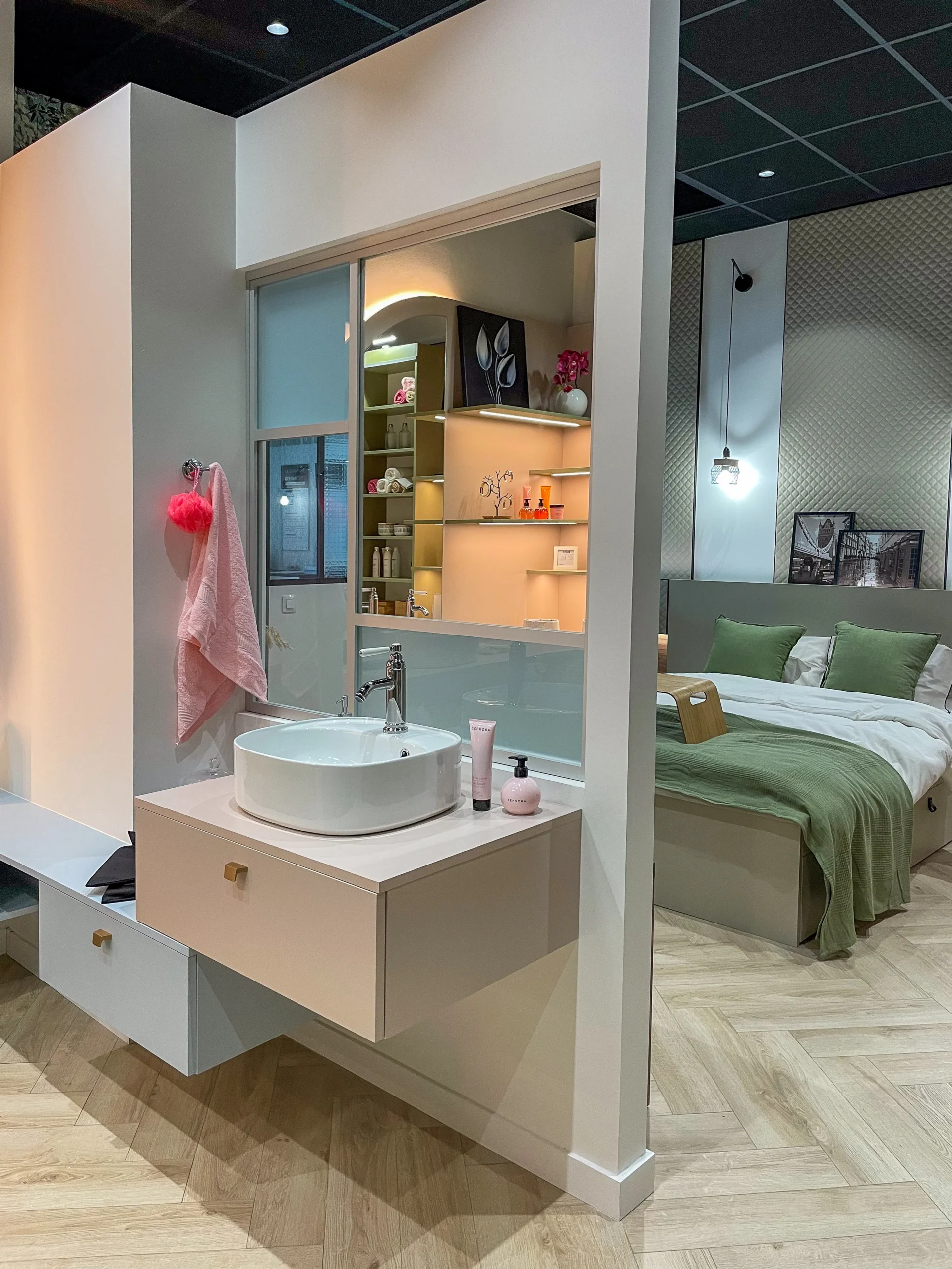 Meuble vasque suspendu avec miroir, verrière intérieure et vue sur une chambre aménagée sur-mesure.