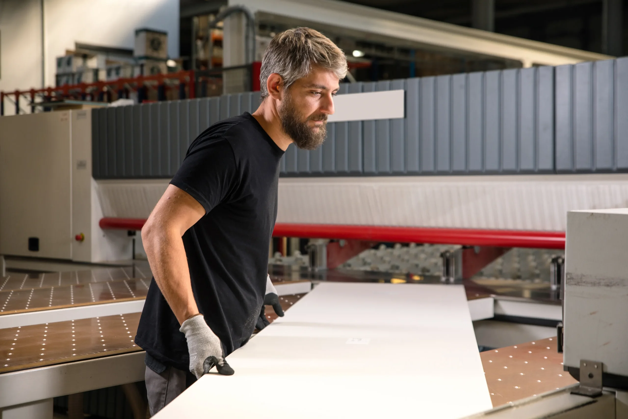 Fabrication d’un panneau en atelier pour la réalisation d’un meuble sur-mesure adapté à l’intérieur.